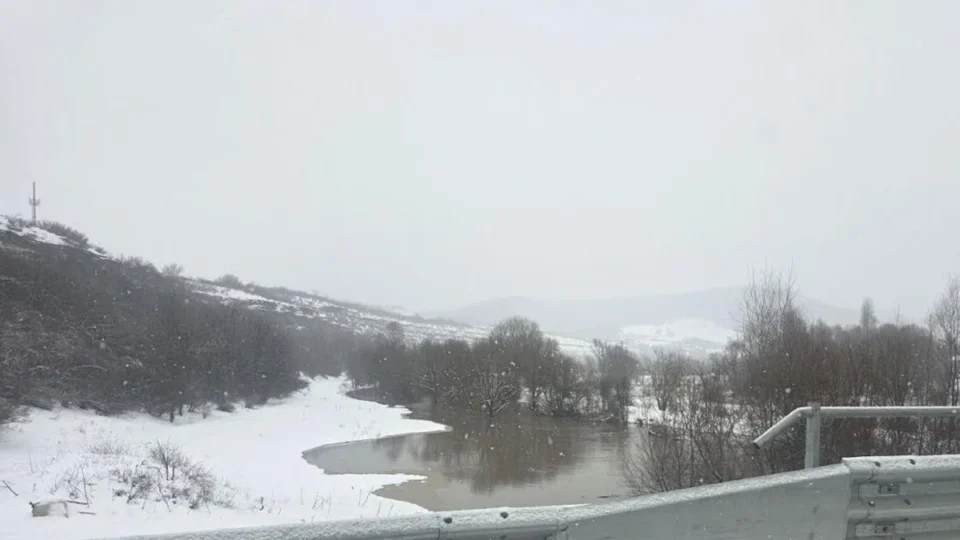 Река Черни Лом заля ниви край Острица