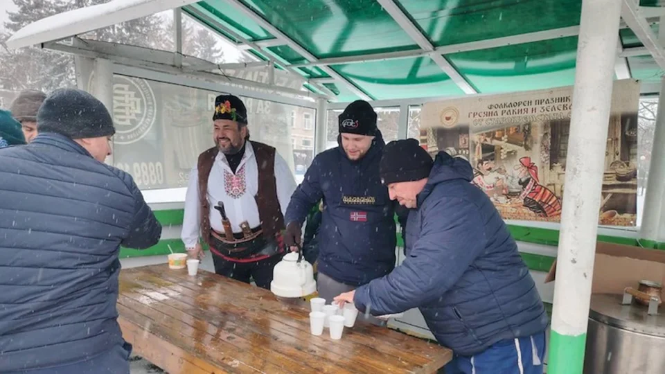Лошото време не уплаши любителите на греяната ракия в Бабово