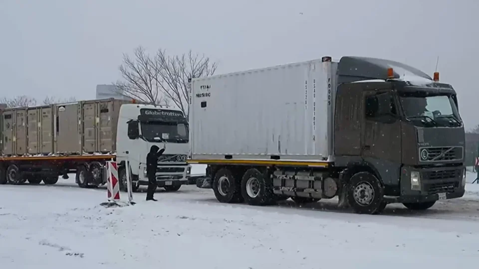 Камион от конвой на американската армия закъса край Дунав мост
