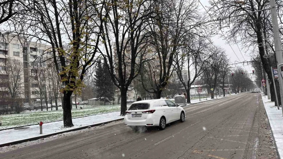 Сняг и стеснения превръщат пътищата в Русенско в капан